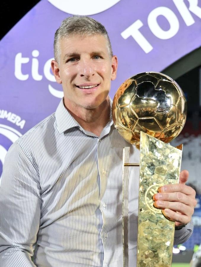 Imagen Palermo sacó campeón a Olimpia y fue elegido como el mejor DT del año.
