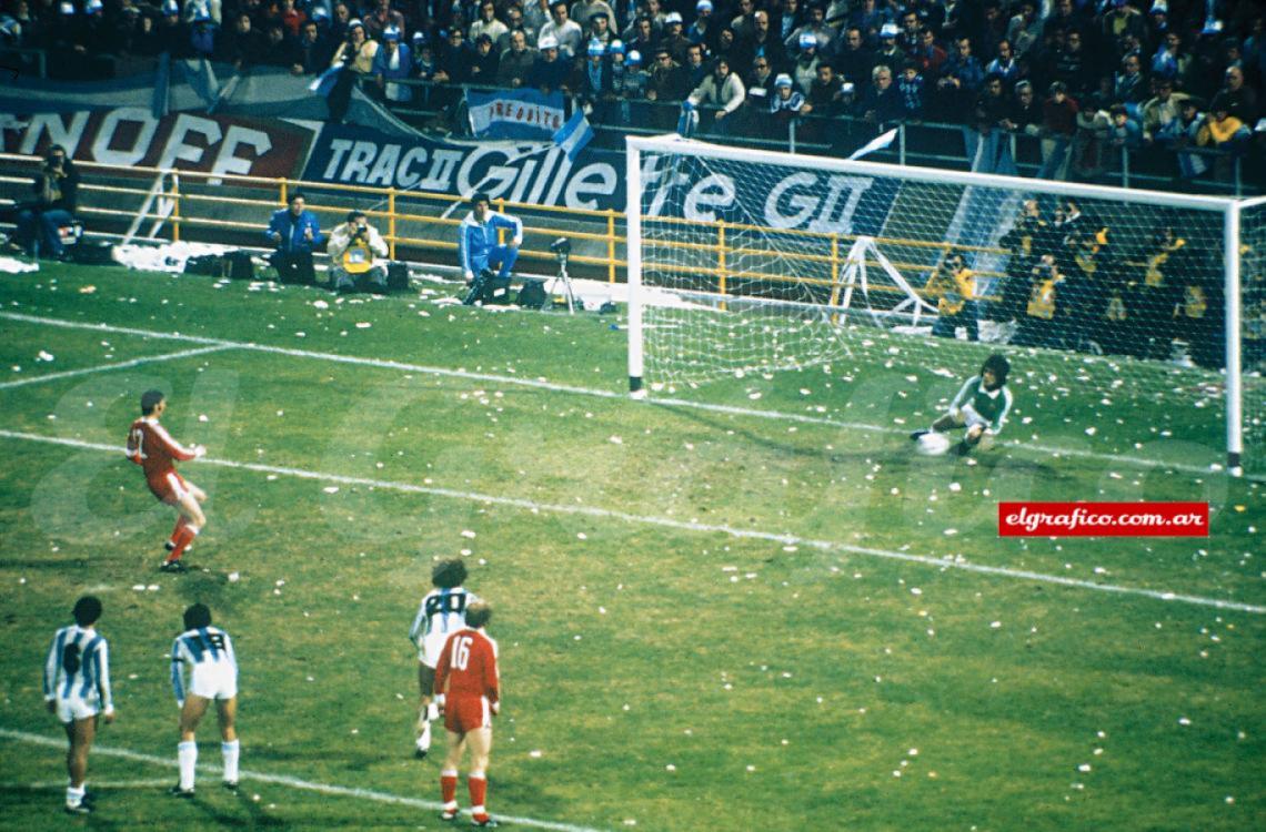 Imagen Argentina ganaba 1 a 0. Penal para Polonia. Lo ejecutó Deyna, un especialista, y lo contuvo el legendario Pato Fillol.