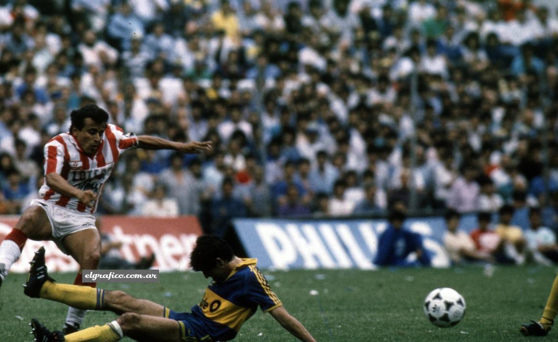 Imagen AQUÍ CAMBIÓ EL PARTIDO (2) Llegó tarde y el impacto contra Troitiño es incontenible. El gesto de dolor del jugador no es teatro. Simón, expulsado.
