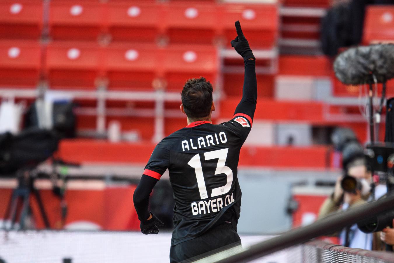 Imagen Alario y su clásico festejo. Fue su noveno tanto en la actual Bundesliga.