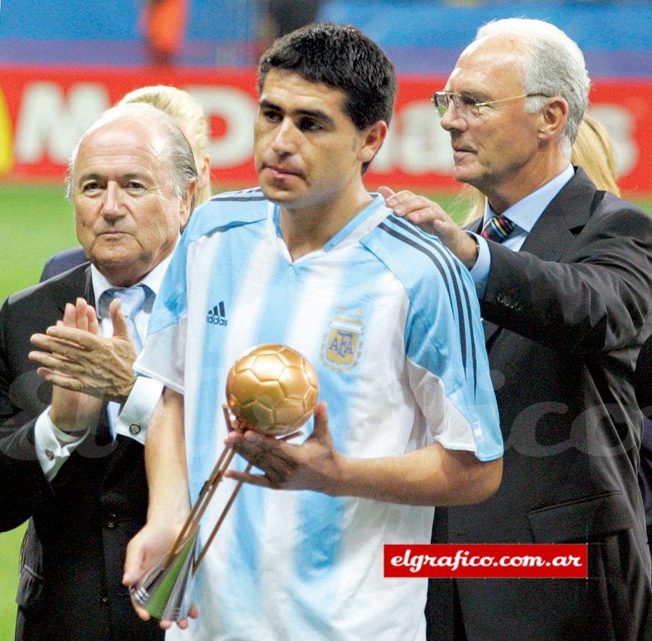 Imagen Admiración. En Alemania, Román fue congratulado por Blatter y Beckenbauer.