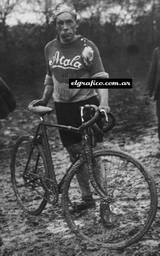 Imagen Así quedó "El Pescador" después de su triunfo en la carrera "Rosario-Bs As" en 1922. Fue el único participante que completó la competencia. Tardó 23 horas y 55 minutos y descansó sólo 17 minutos