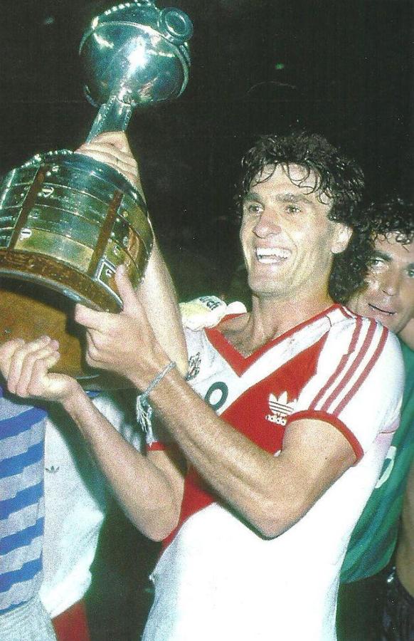 Imagen Los años dorados de Ruggeri los vivió en River: aquí con la Copa Libertadores del 86.