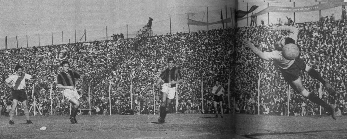 Imagen El tanto de River Plate llevó el sello inconfundible de los goles que Ángel Labruna ha hecho a montones. Recibió el insider la pelota ahí, donde se le ve, pero de espaldas al arco; gin sobre sí mismo y despidió un potente tiro oblicuo que en vano pretendió interceptar el arquero Blazina.