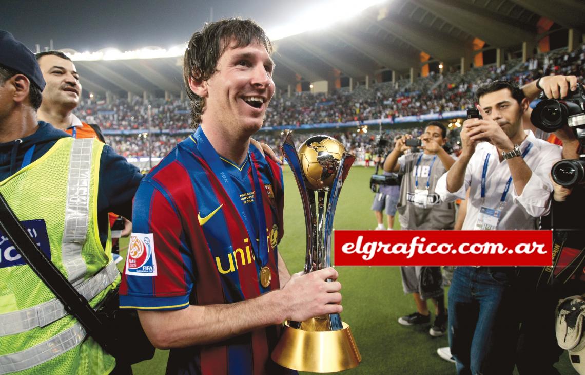 Messi con la medalla dorada y la copa del Mundial de Clubes, en Abu Dhabi. Broche para un año soñado.