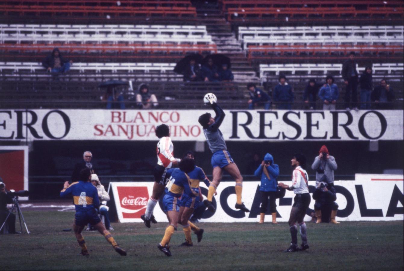 Imagen Otra postal del Boca-River en el Monumental en 1984
