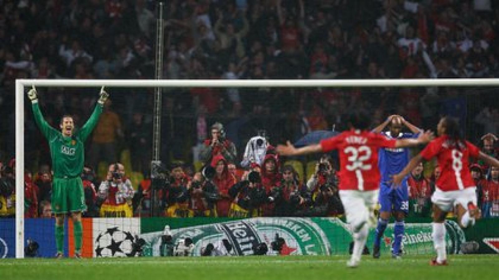 Imagen Tevez encabeza los festejos de Manchester United luego del penal fallado por Anelka