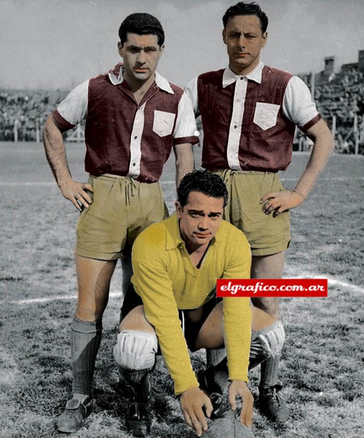 Imagen Capalbo, Menéndez y Domínguez, jugadores de Platense en el año 58, con una camisa en la que predomina el marrón. 