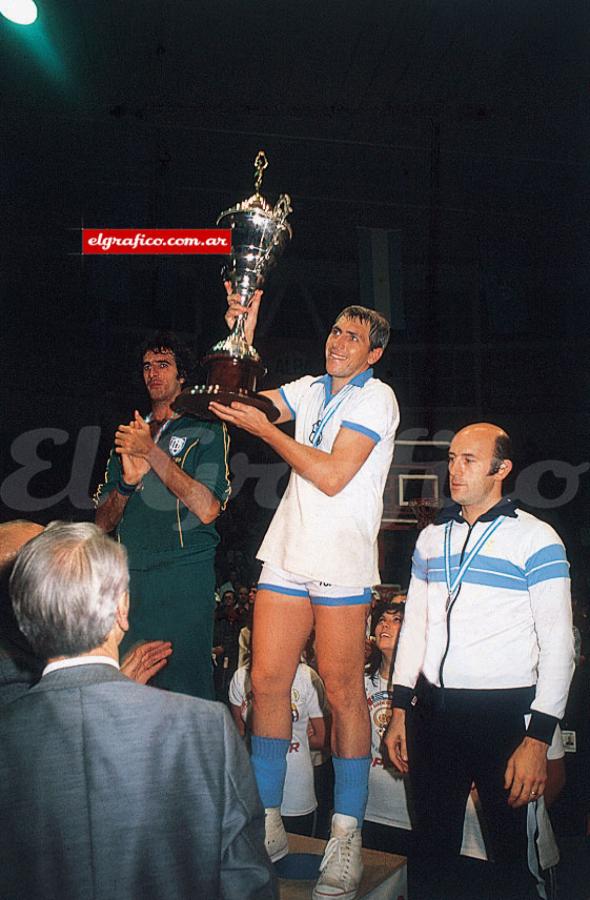 Imagen “La emoción más grande de mi vida”, dijo al recibir el trofeo de campeón sudamericano, como capitán del equipo.