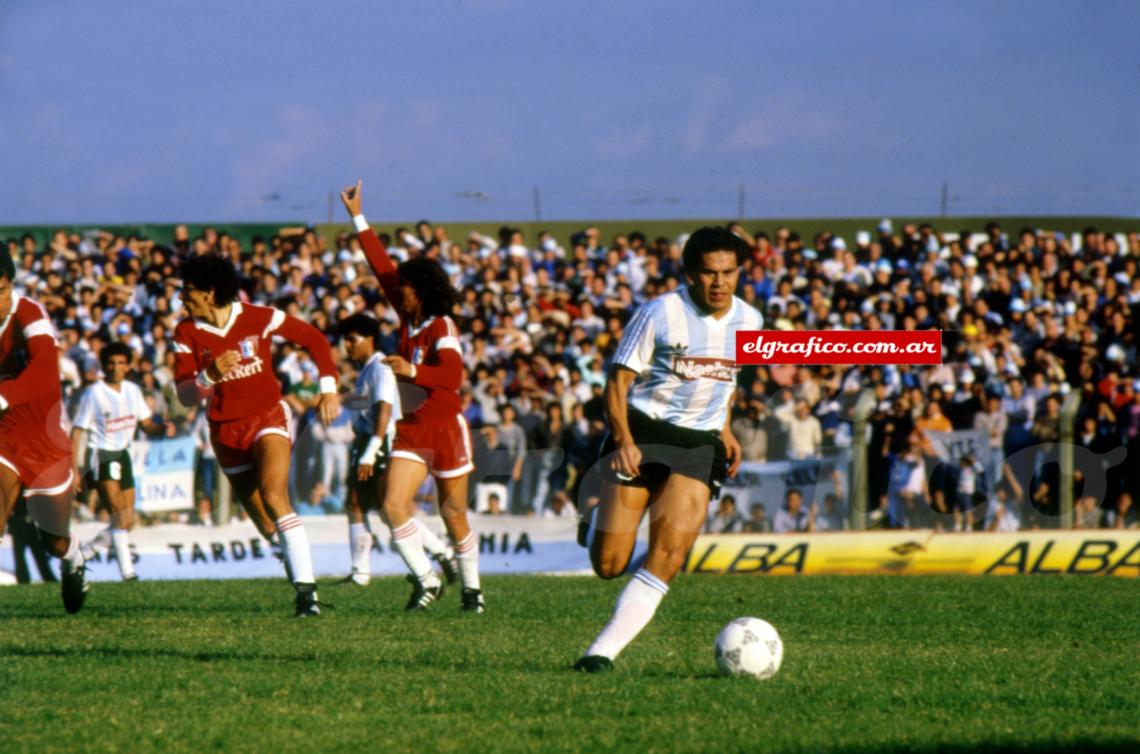 Imagen En Argentina jugó en Racing y en Godoy Cruz. En la Academia tuvo dos pasos. En este partido se enfrenta a Deportivo Español.