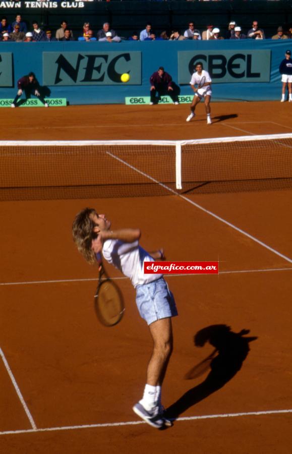 Imagen Andre Agassial servicio en el Buenos Aires Lawn Tenis Club.