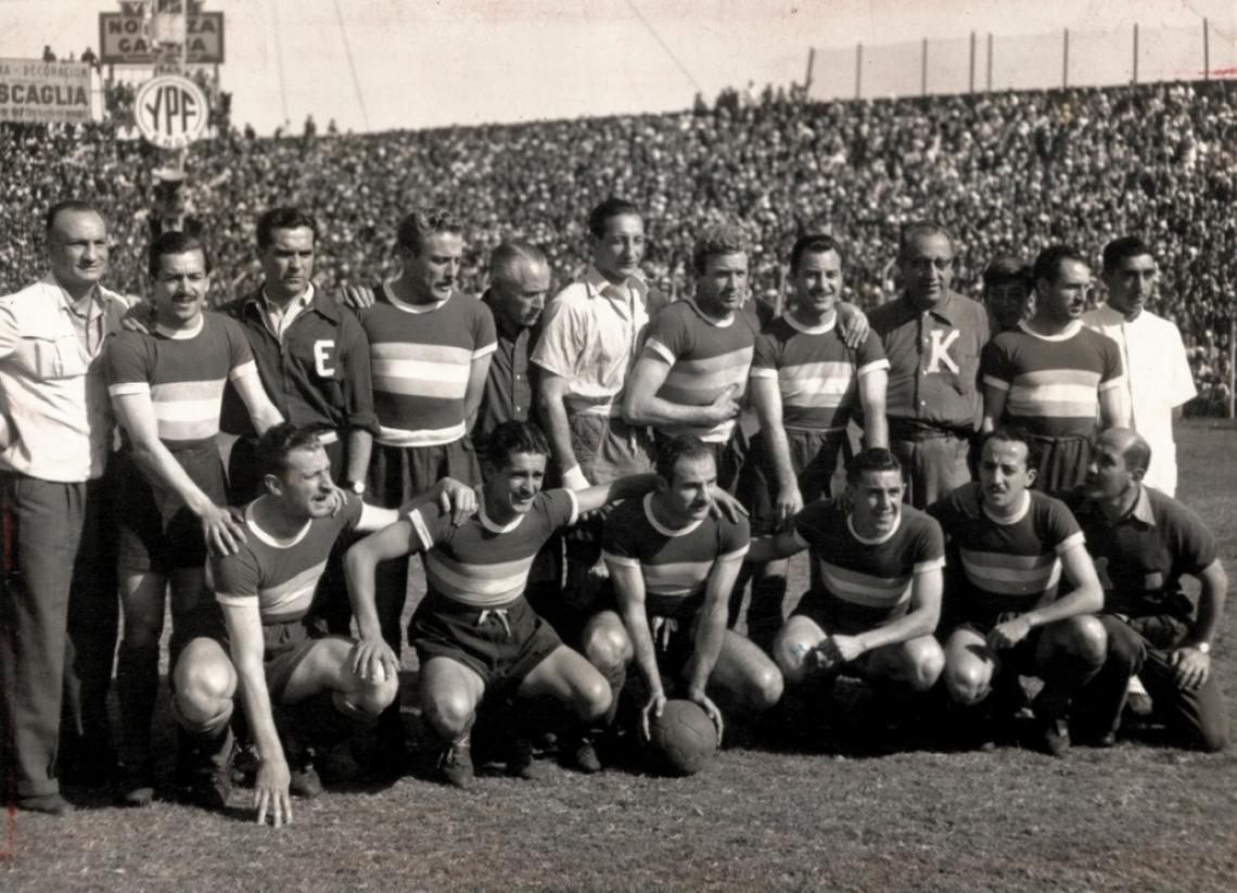 Racing, el tricampeón. Parados: Giménez, H. García, G Stábile, Grisetti, Rastelli, García Pérez y Gutiérrez. Agachados: Boyé, Ameal, Bravo, Simes y Sued.