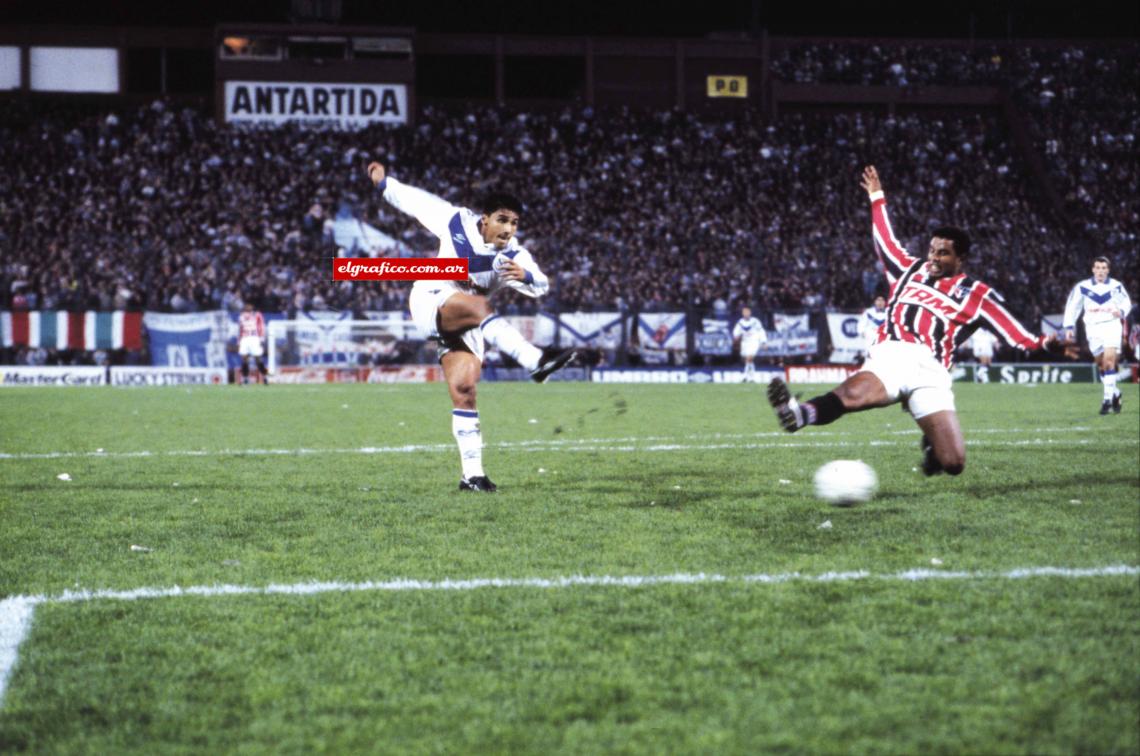 Imagen En la Libertadores convirtió 6, incluyendo el único de Vélez en las finales, el 1-0 al San Pablo en Liniers. La revancha fue 0-1 y el Fortín ganó por penales. 
