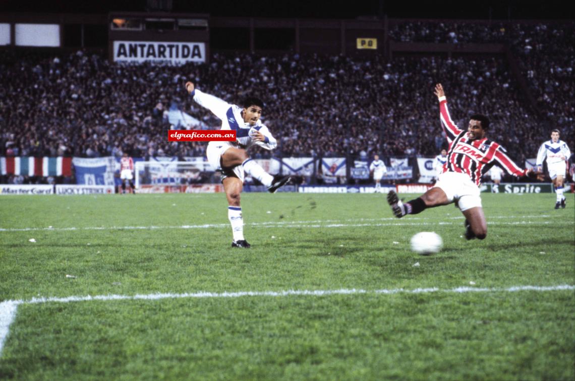 En la Libertadores convirtió 6, incluyendo el único de Vélez en las finales, el 1-0 al San Pablo en Liniers. La revancha fue 0-1 y el Fortín ganó por penales.