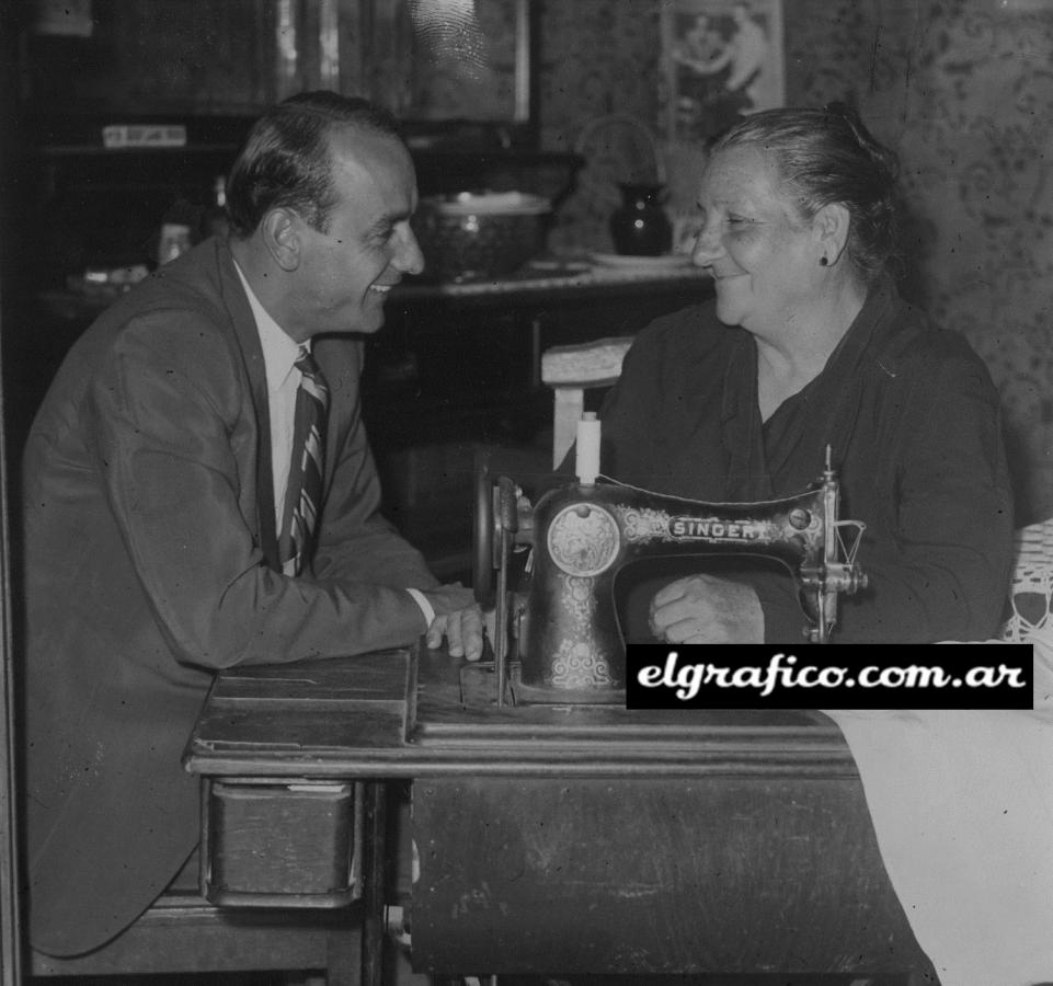 Pepe Dacunto junto a su madrecita, a la que siempre le pregunta si es linda la vida y ella le contesta que sí... cuando su Pepe está en Buenos Aires...