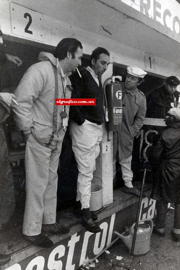Parte del equipo en boxes.