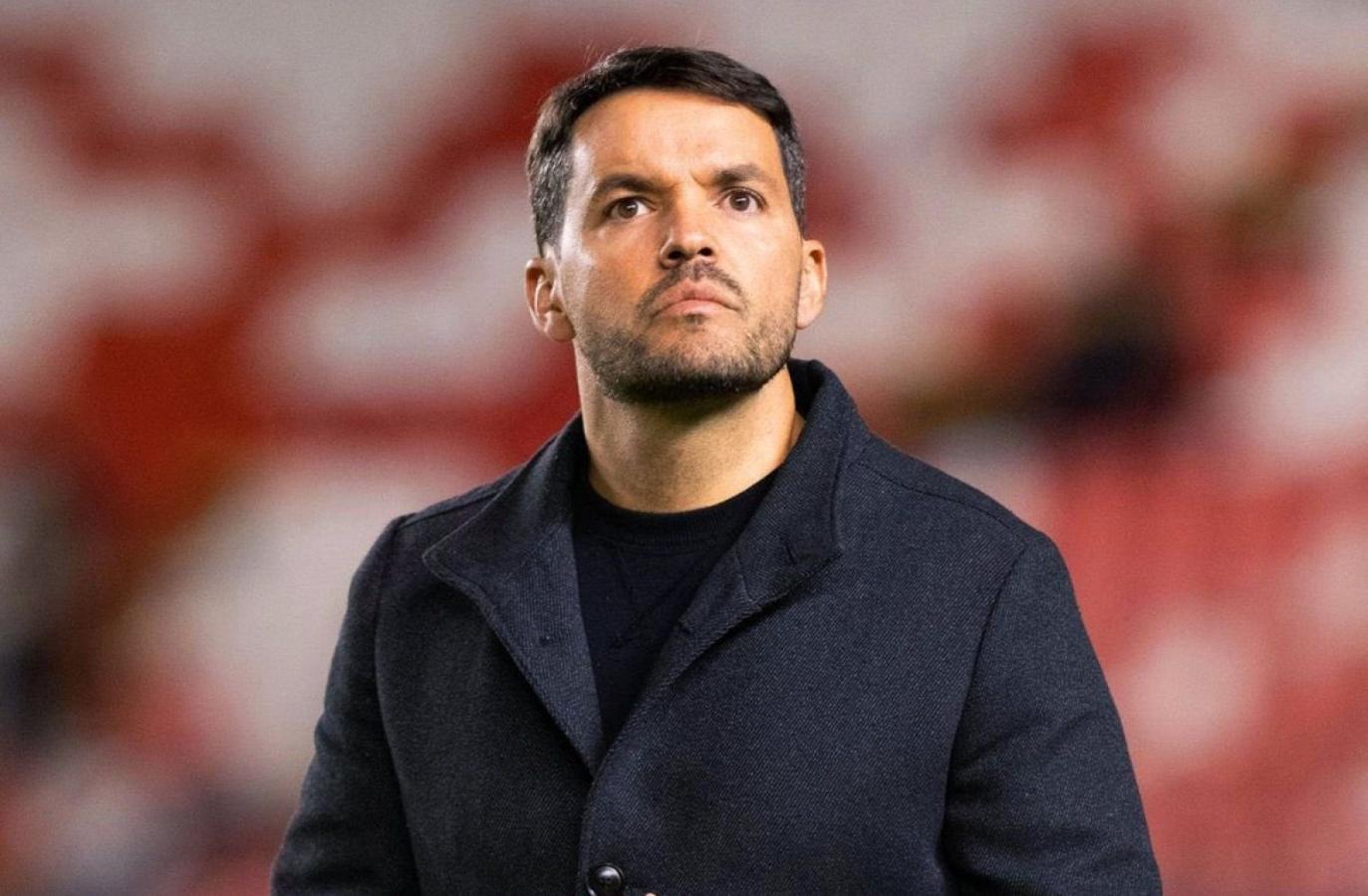 Imagen Nicolás Larcamón pica en punta para ser el próximo técnico de Independiente.