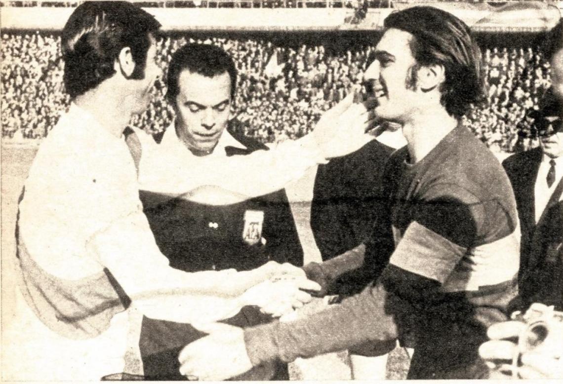 Imagen El saludo entre los dos capitanes, aquí con Pipo Ferreiro. "Esa vez River nos cambió la costumbre de atacar sobre el arco que da a Brandsen en el primer tiempo..."