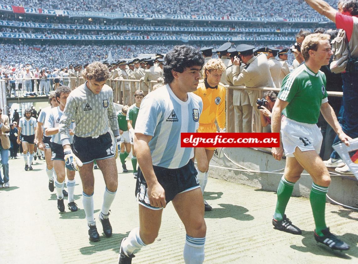 Imagen Sale Diego al Azteca, al frente de la Selección, para enfrentar a Alemania. “Yo saqué la bandera argentina por el mundo.”