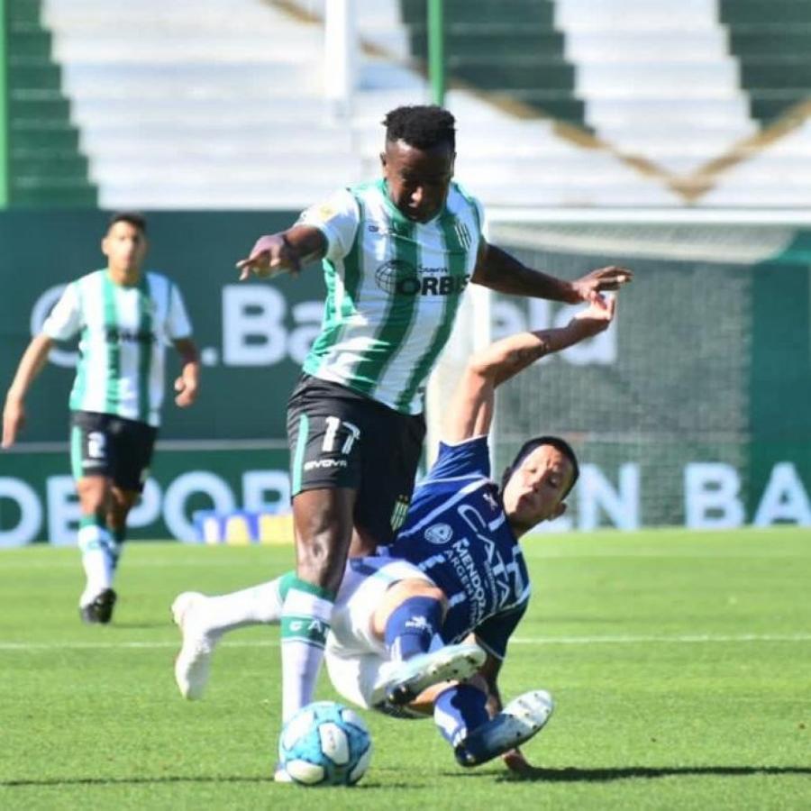 Imagen Cuero, una de las figuras del Torneo, le dio el triunfo a Banfield. Fotos: @CAB_oficial