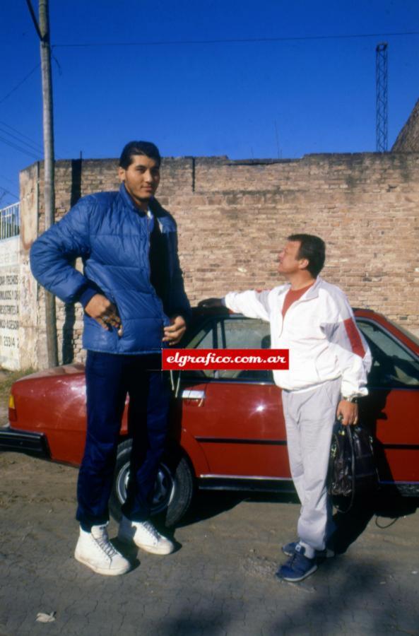 León Najnudel mide 1,76. Fue un artífice fundamental de la creación de la Liga Nacional. Aquí junto al Gigante González.