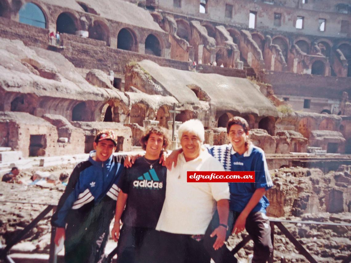 Imagen En 1995 en el Coliseo romano en su segunda gira Europea. Su salida de Argentinos era cuestión de tiempo y ni siquiera terminó el campeonato de 1996: fue vendido a mitad de año. 