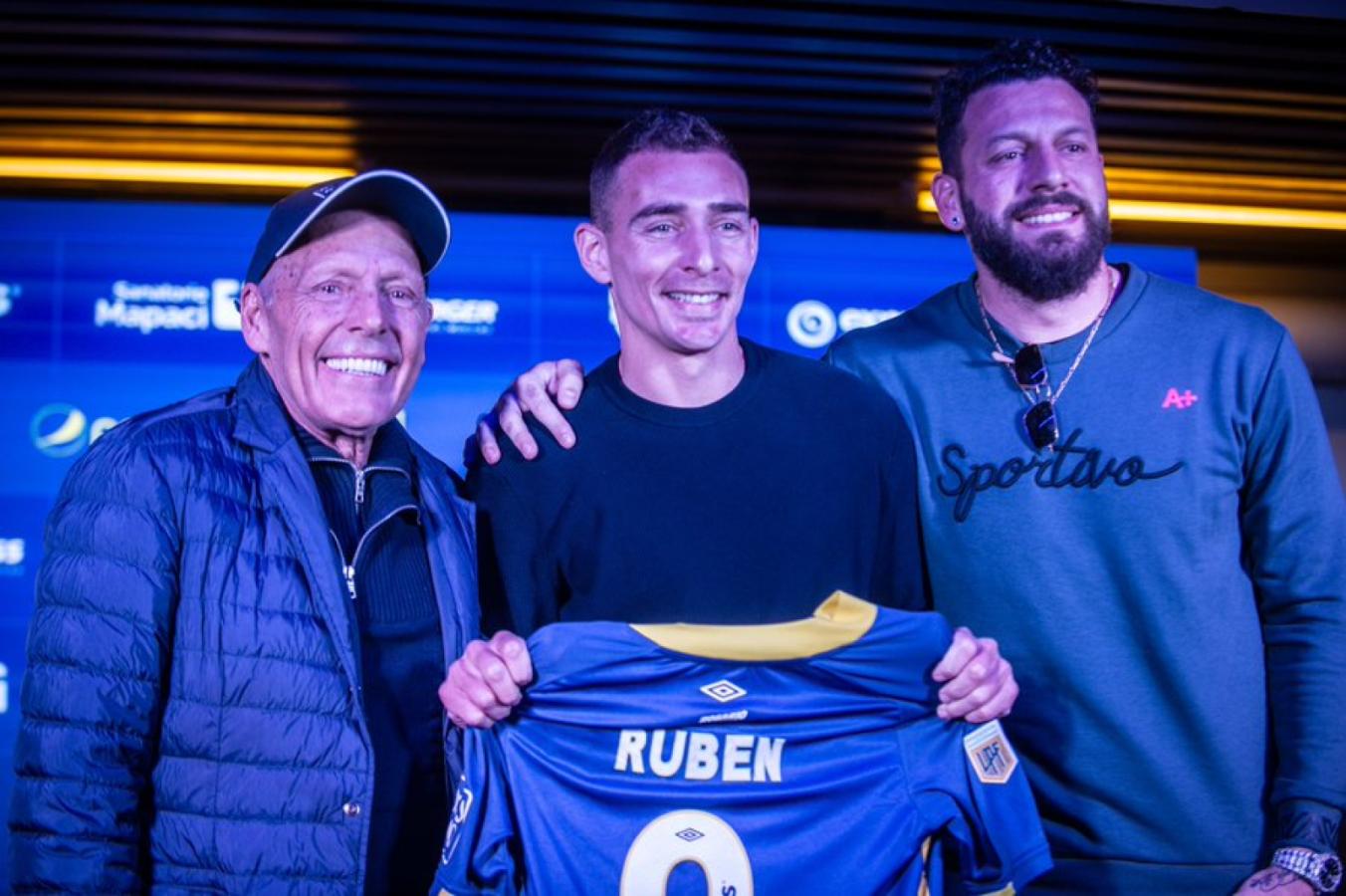 Imagen Marco Ruben junto con Miguel Russo y Jorge Broun en su presentación oficial.