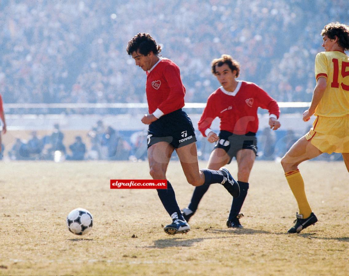 Imagen 9 de diciembre de 1984. Con Jorge Burruchaga en la final de la Copa Intercontinental frente al Liverpool en Tokio. Ganó Independiente 1-0 con gol de Percudani.
