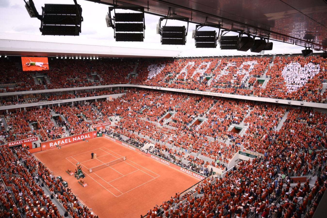 Imagen Quince mil personas y un mosaico en el emotivo homenaje de Roland Garros a Rafa Nadal.