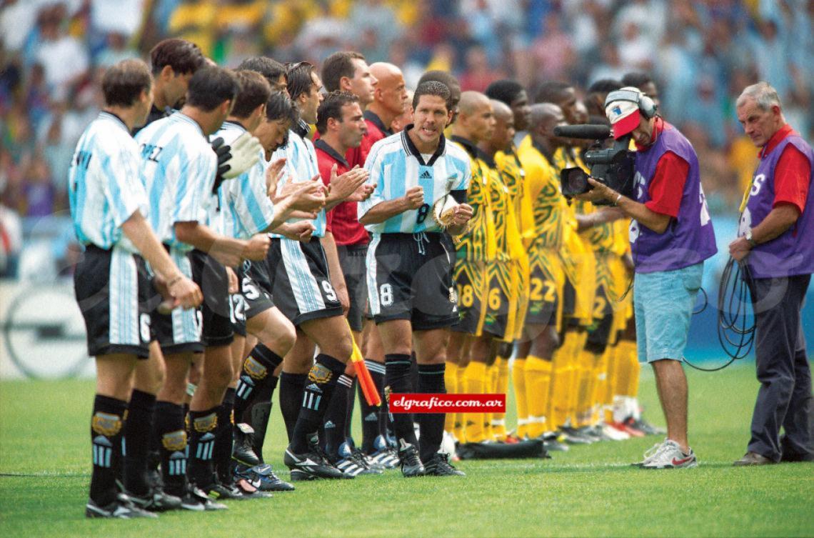 Imagen 21 de junio de 1998. Simeone alienta a sus compañeros tras sonar el himno nacional antes del partido con Jamaica del Mundial de Francia 1998. Argentina ganó 5 a 0 con triplete de Batistuta.