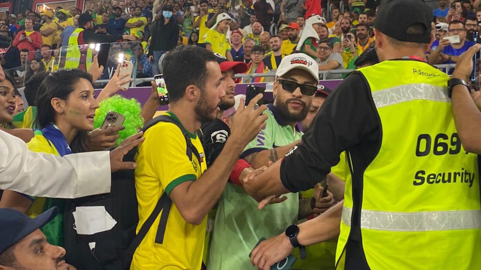 Imagen El falso Neymar rodeado de hinchas y hombres de seguridad como si fuera una superestrella.