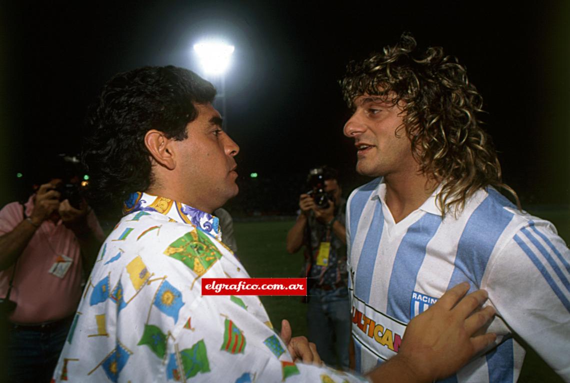 ¨Seguí así Turco¨ le decía Maradona a Claudio García en el entretiempo. El Turco es uno de los mejores amigos del DT.