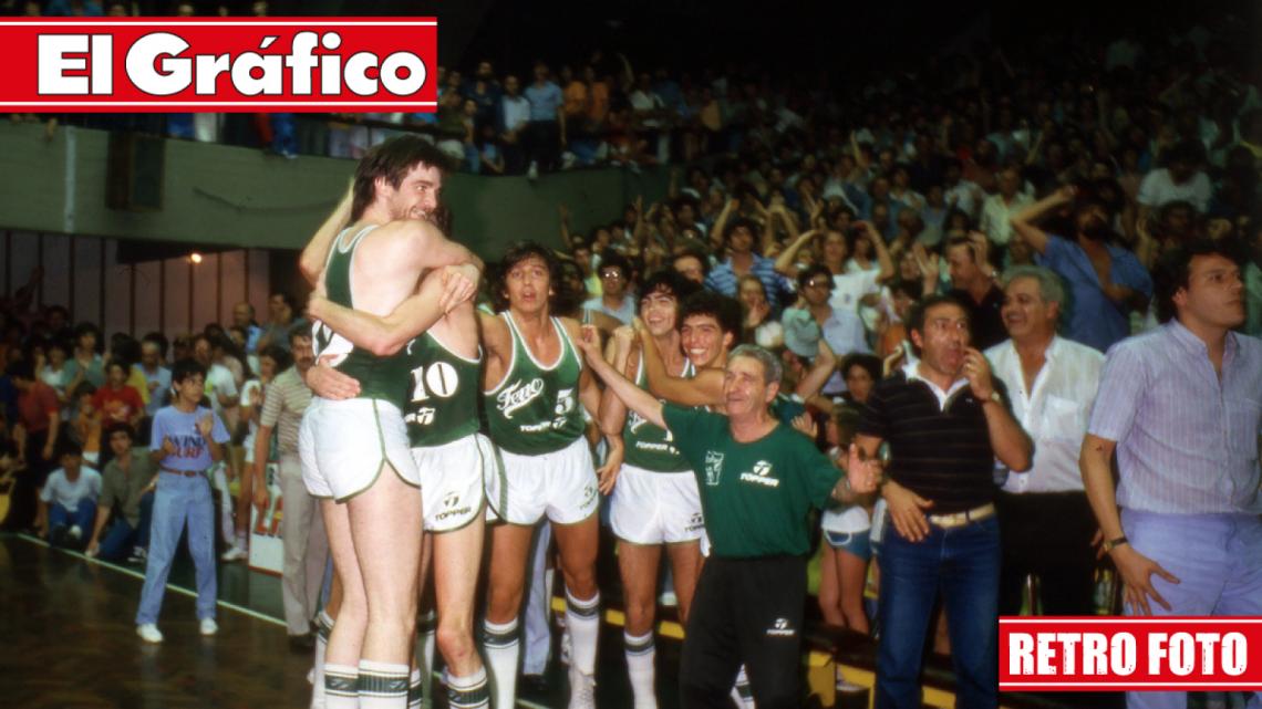 Imagen Segundos finales del partido, Sebastián Uranga corre al banco a abrazarse con sus compañeros