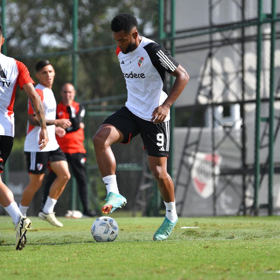 Imagen Miguel Borja, en la práctica de River este viernes.