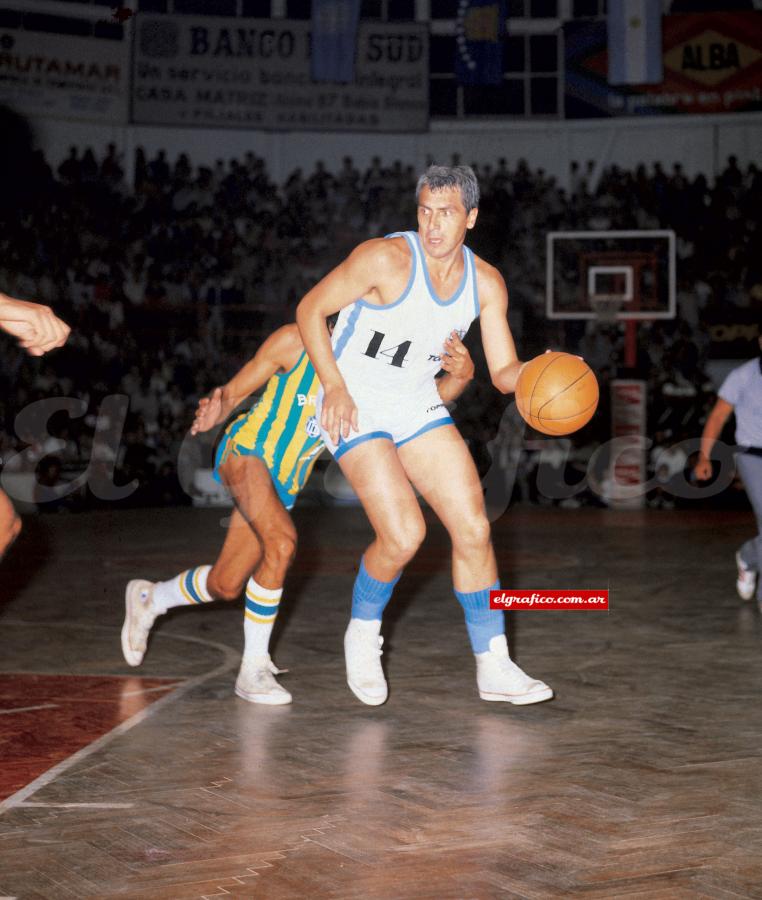 Imagen La presencia dominante de Beto Cabrera en la final del Sudamericano del ’79. El rival era Brasil y fue su único título con la Selección.