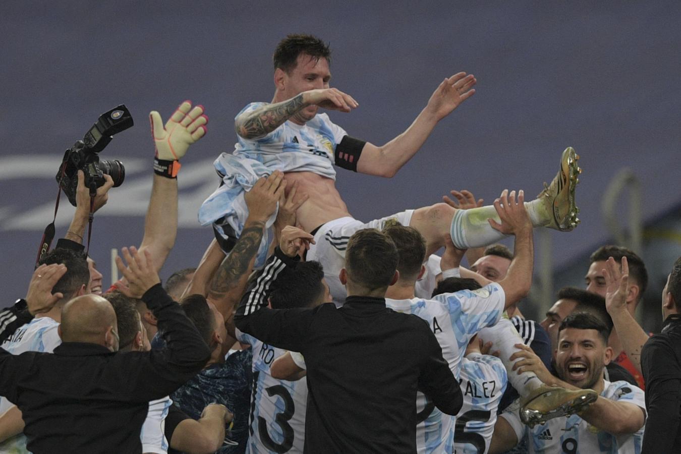 Messi es lanzado al aire en plena euforia tras lograr el título.
