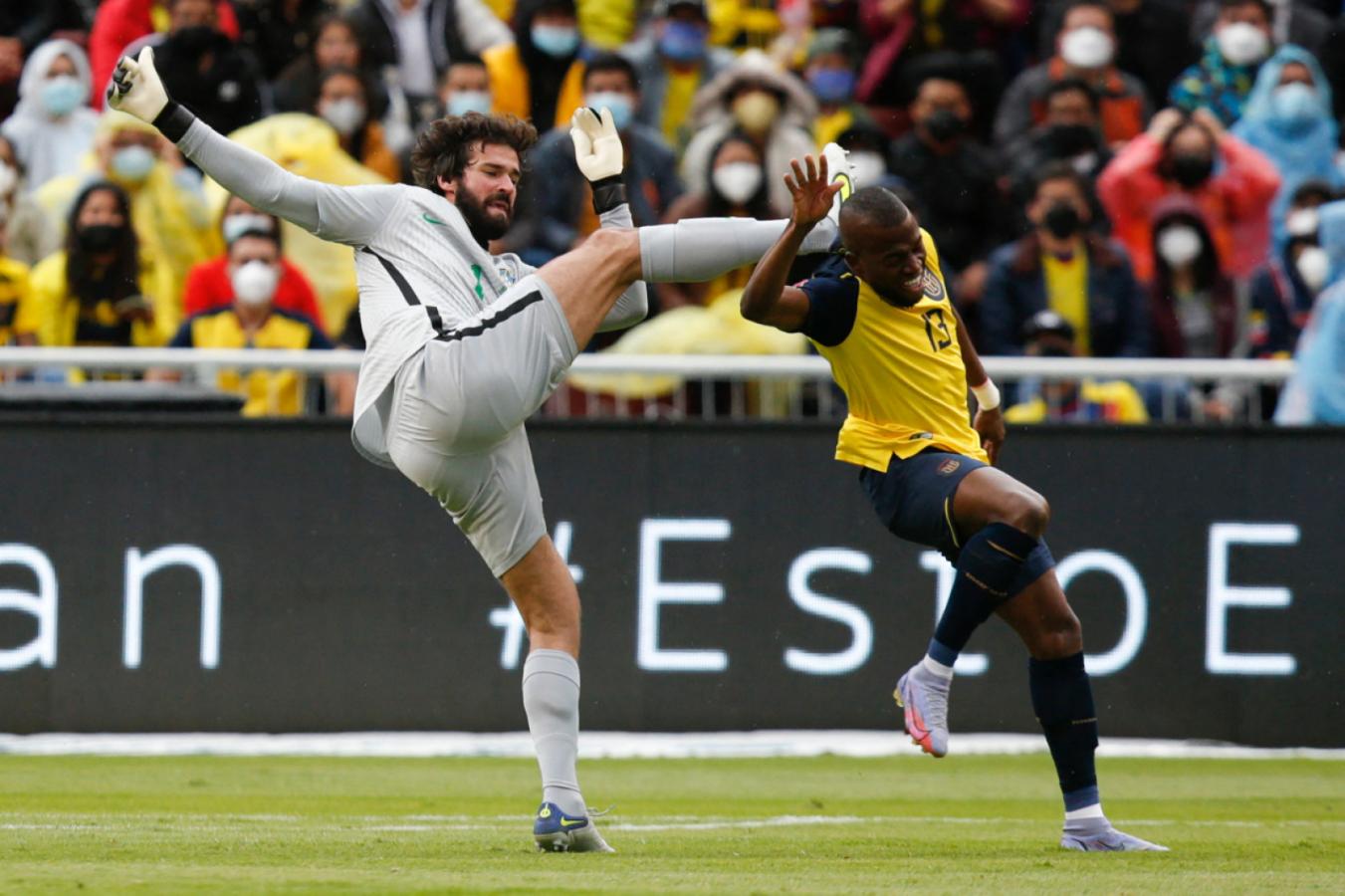 Imagen El planchazo de Alisson contra Valencia. Roldán le mostró la roja primero pero luego simplemente lo amonestó. Foto: AFP