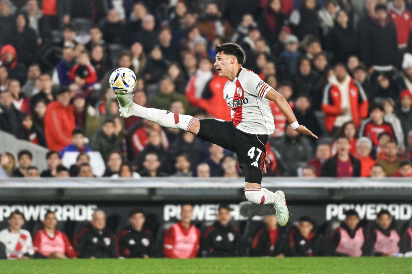 Imagen Juan Cruz Meza sería titular en el mediocampo de River por Subiabre.