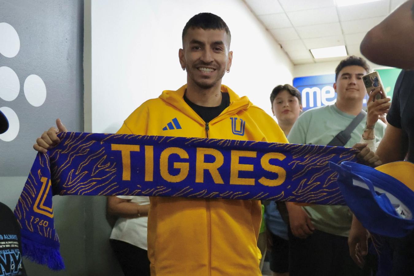 Imagen Ángel Correa y su primera foto como jugador de Tigres. Foto: Tigres