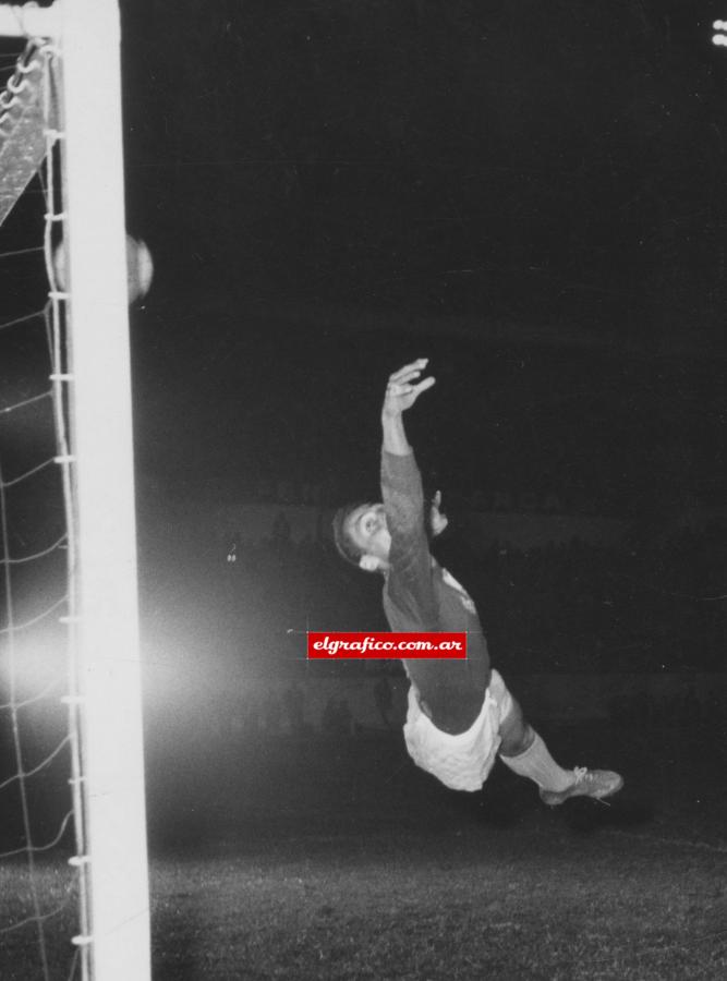 Imagen El gol de Uruguay, convertido por Escalada.