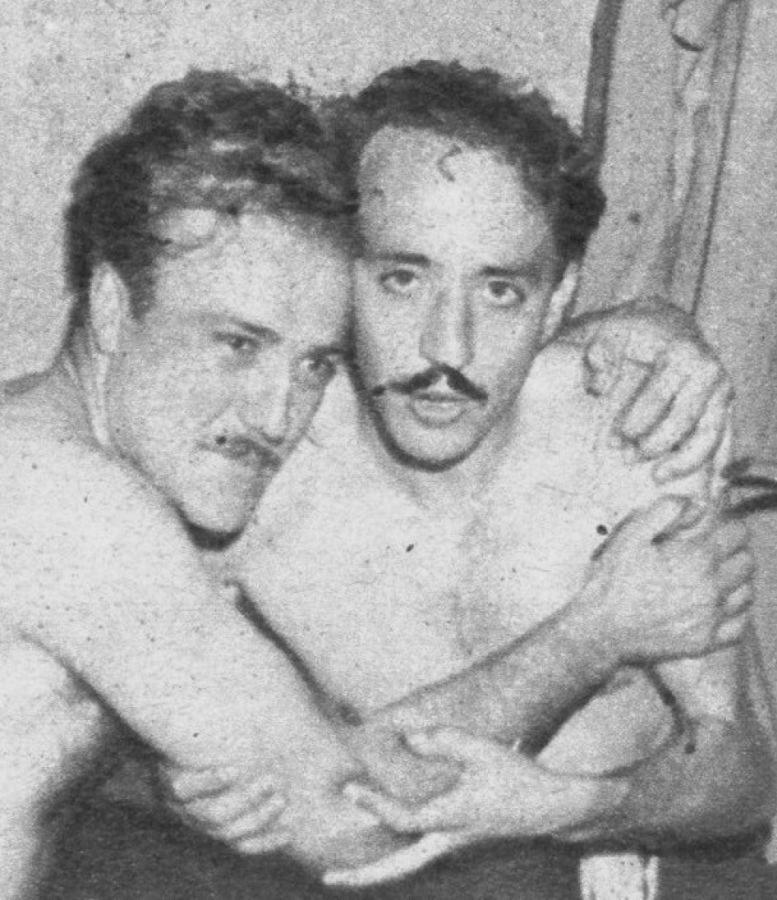 Imagen En los vestuarios se abrazan Higinio García y Sued después del match.