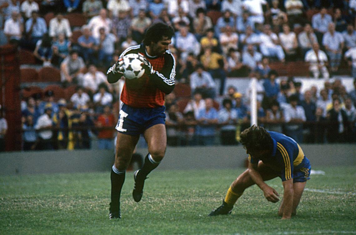 Imagen Defendiendo los colores de Temperley frente a Boca en 1985.