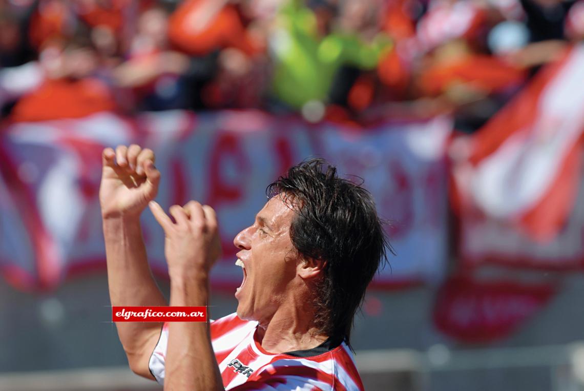 Imagen El éxtasis en el grito de Calderón. Metió tres en la goleada histórica al Lobo por 7-0.