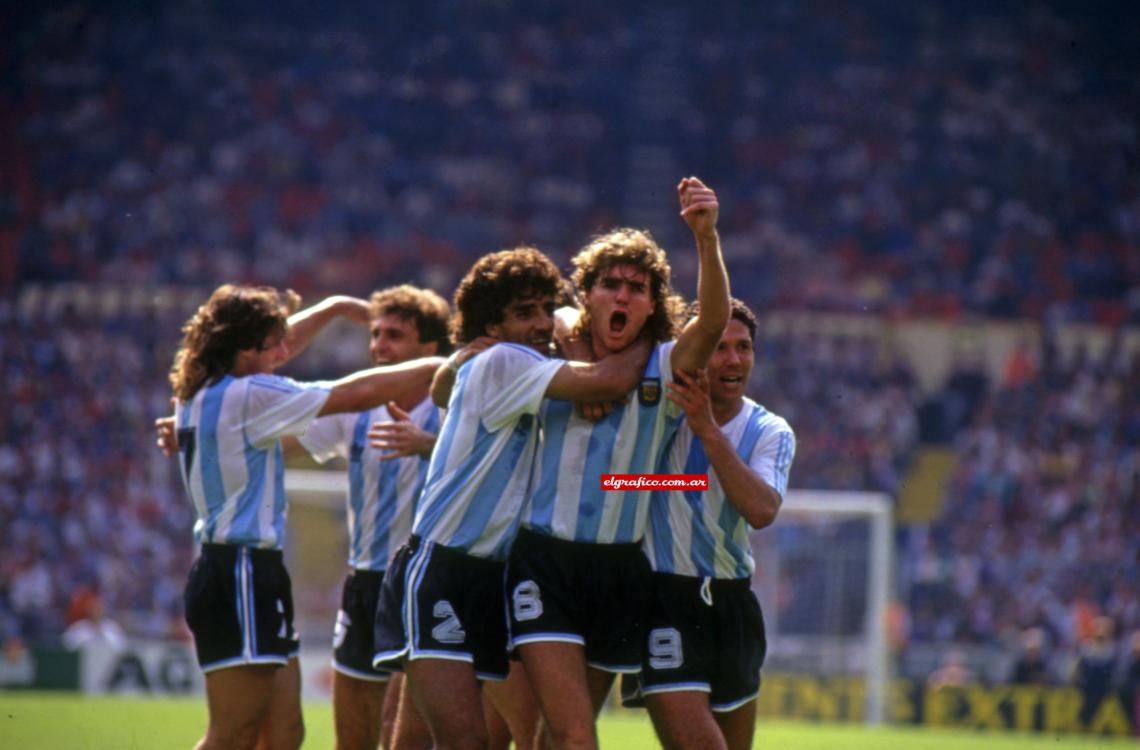 Imagen Franco girta su gol, el que enmudeció a todo Wembley.