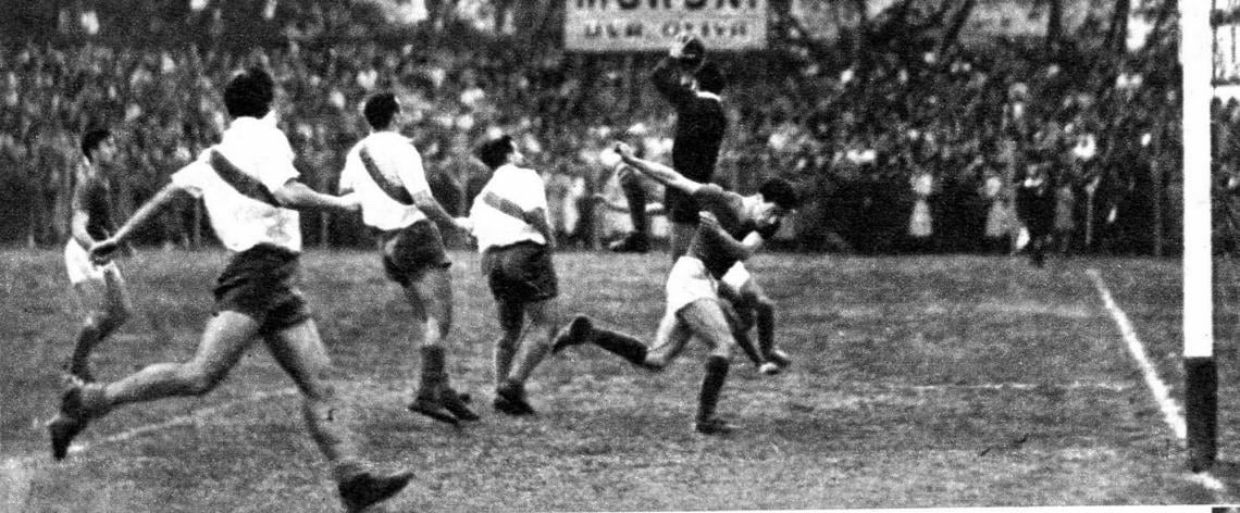 Imagen Micci pretendía aprovechar el tiro sobre el arco enviado por Arnaldo, pero Grisetti salió de la valla a tiempo para apoderarse de la pelota, de modo que el forward local sigue de largo.