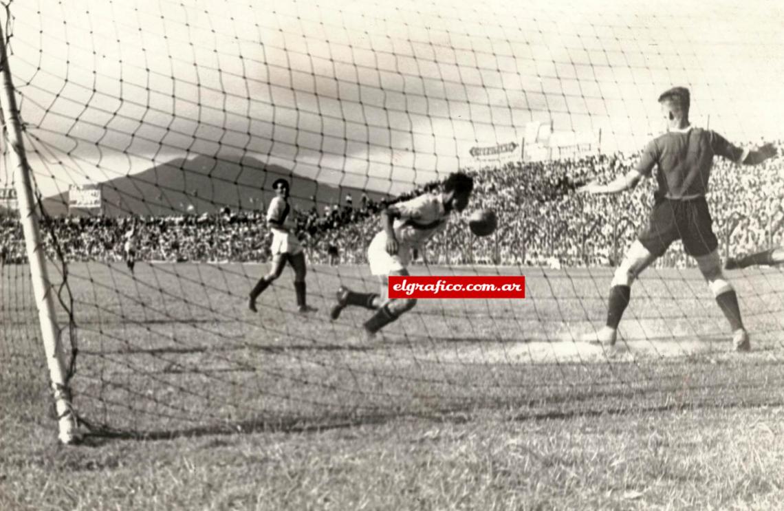 Imagen El segundo tanto de Perú, conquistado por Jorge Alcalde mediante un certero golpe de cabeza. El mismo Jugador señaló también el otro gol de su equipo, convirtiéndose por tal hazaña en la figura sobresaliente del partido final por la Copa América. 