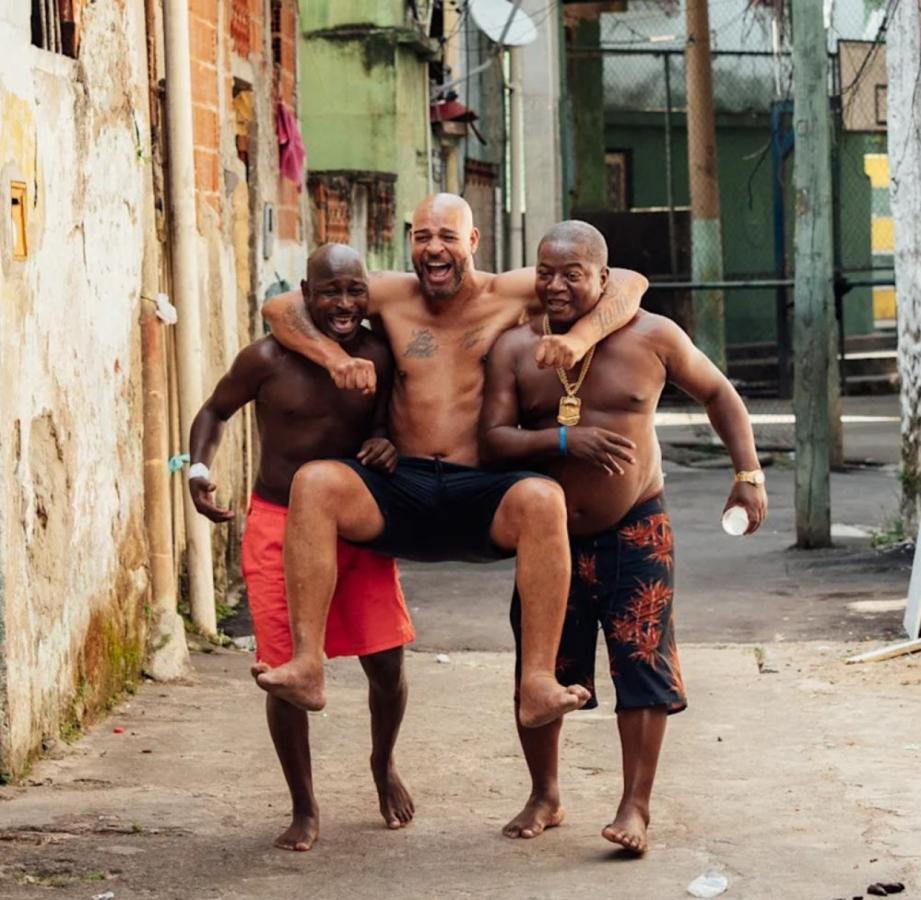 Imagen Adriano, en la favela y con sus amigos, su refugio en el mundo.
