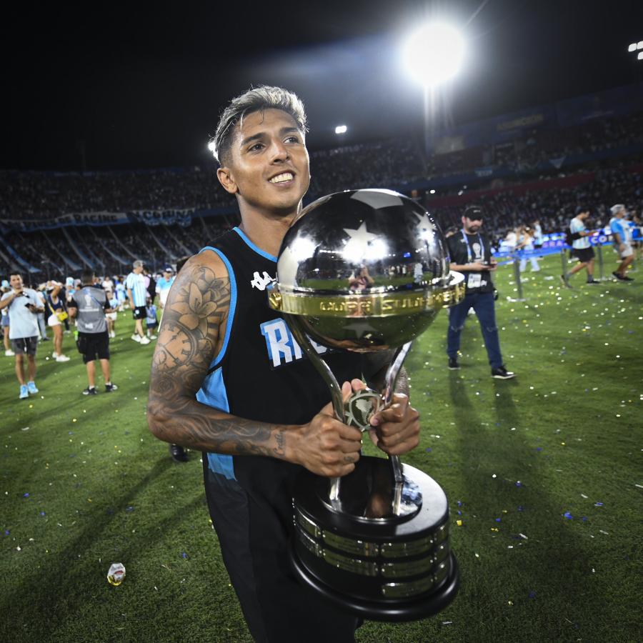 Imagen Almendra y la Copa Sudamericana que se va a tatuar.