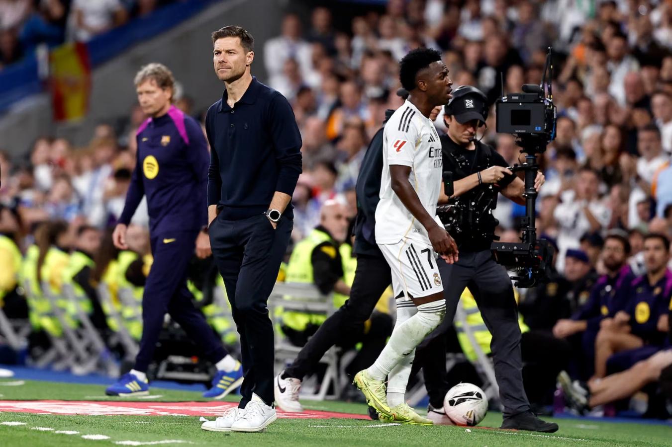 Imagen A Xabi Alonso también se le fue de las manos el vestuario. Su relación con Vini es una prueba de ello. Foto: As.
