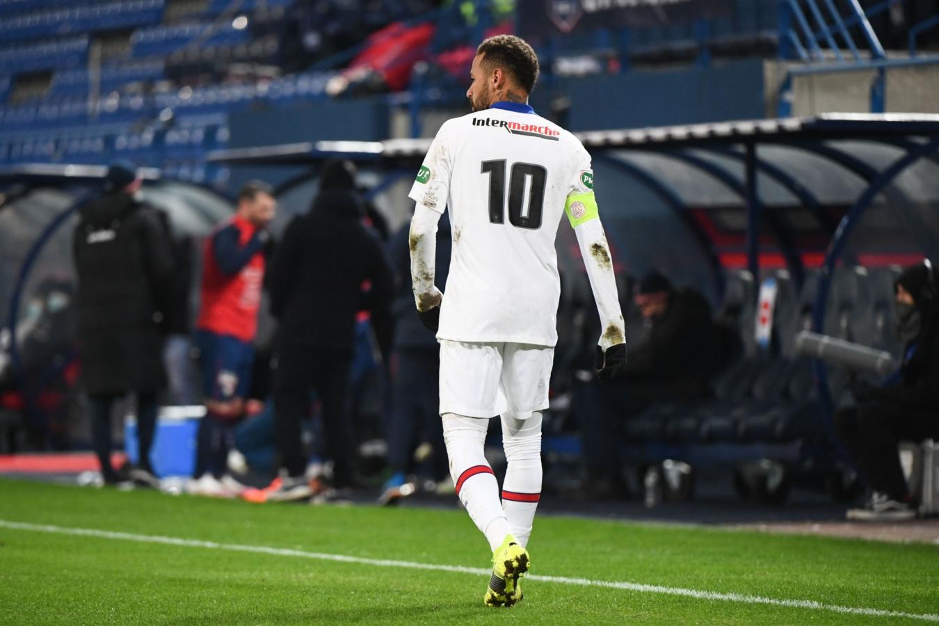Imagen Neymar debió ser reemplazado por una lesión en la rodilla